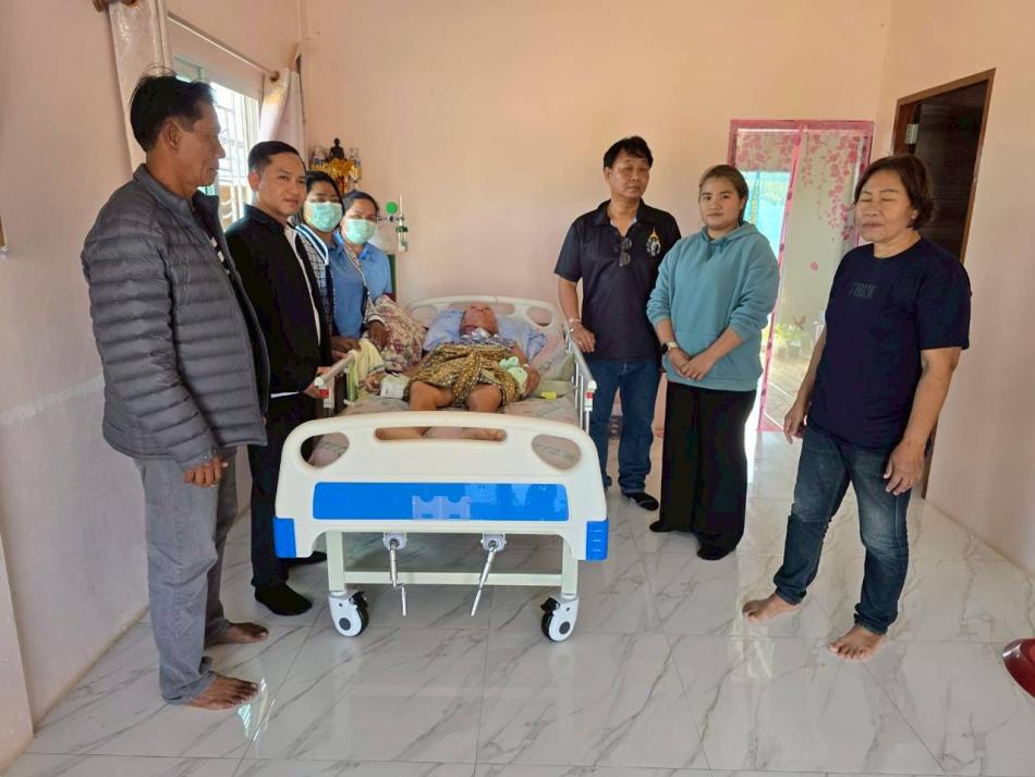 เมื่อวันที่ 28 มกราคม 2569 นายวีระศักดิ์  สัมพะวงศ์ หัวหน้าสำนักปลัดเทศบาล พร้อมด้วย นายอมรวิทย์ แก้วมีศรี นักพัฒนาชุมชน และ นางสาวนิศารัตน์ อร่ามเรือง ผู้ช่วยนักวิชาการสาธารณสุข พร้อมด้วยเจ้าหน้าที่ CG ตำบลกองโพน ลงพื้นที่มอบเตียงให้ผู้ป่วยติดเตียงบ้านไทรงาม
